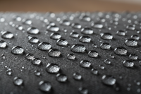 una tela repelente al agua 